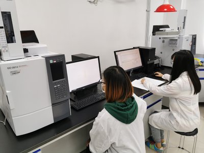 江蘇膜科技產(chǎn)業(yè)園的公共技術(shù)服務(wù)平臺為企業(yè)提供的氣相色譜儀、電感耦合等離子光譜儀等設(shè)備。江蘇膜科技產(chǎn)業(yè)園供圖